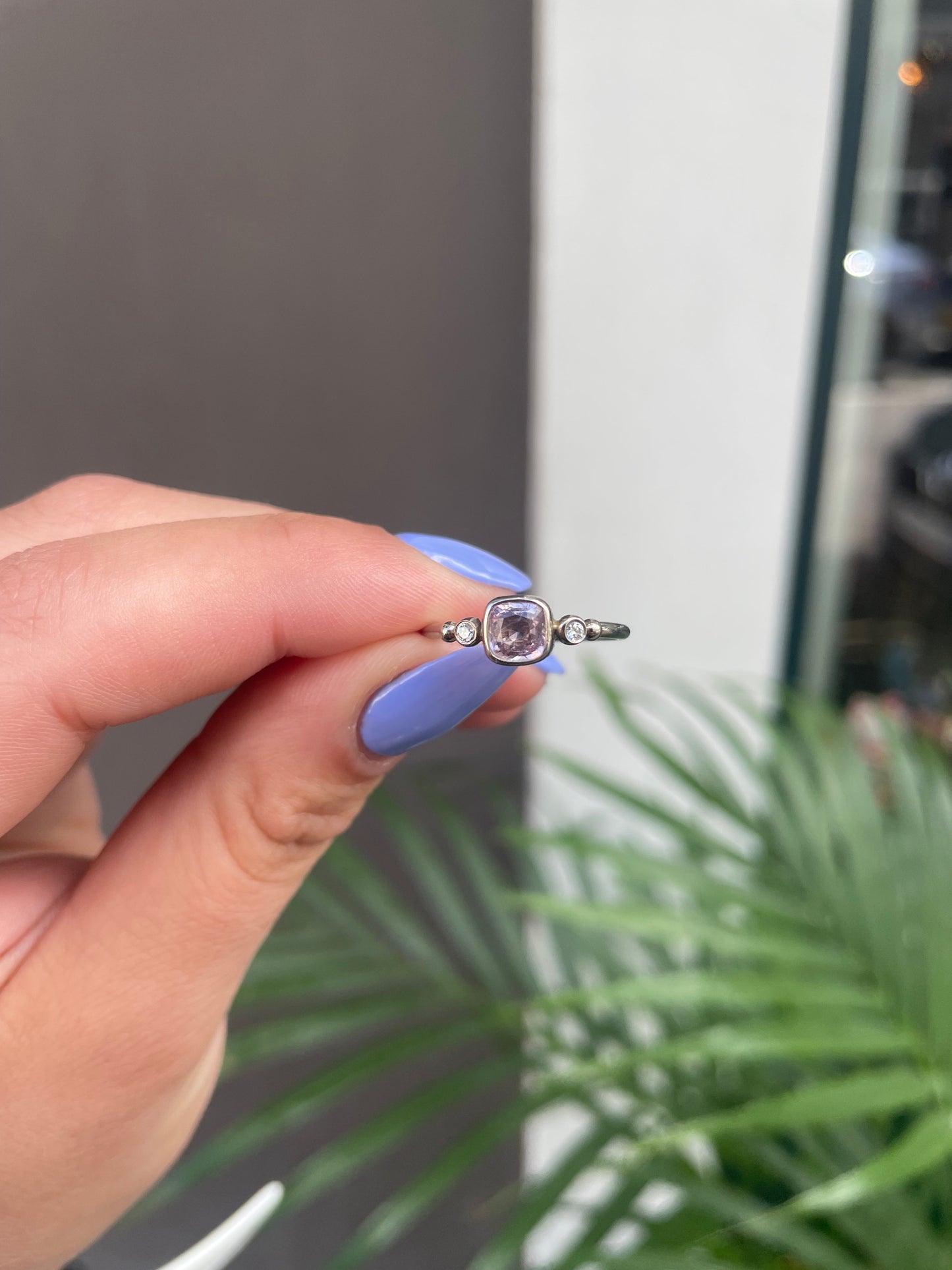 Bubbles Ring - 18k Hvidguld med en Lilla Spinel og Hvide Diamanter