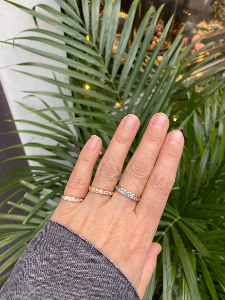 Elegant signetring 14 karat guld med hvide diamanter