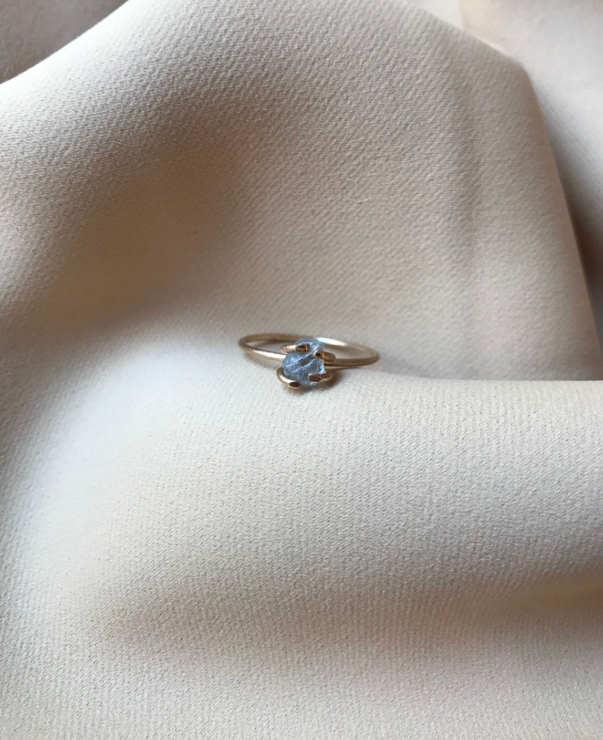GLOW Rough Ring m. safir - 14K guld