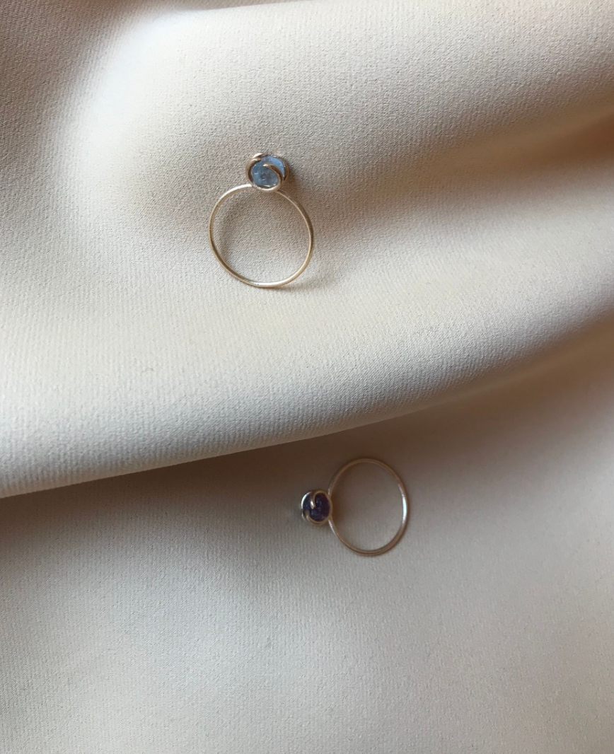 GLOW Rough Ring m. safir - 14K guld
