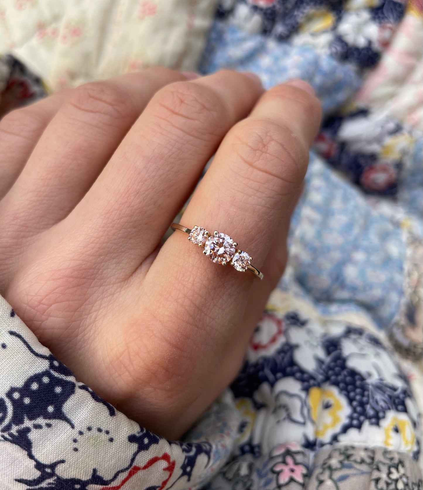Tre-stens Klassisk Pink Laboratorieskabt Diamant Ring