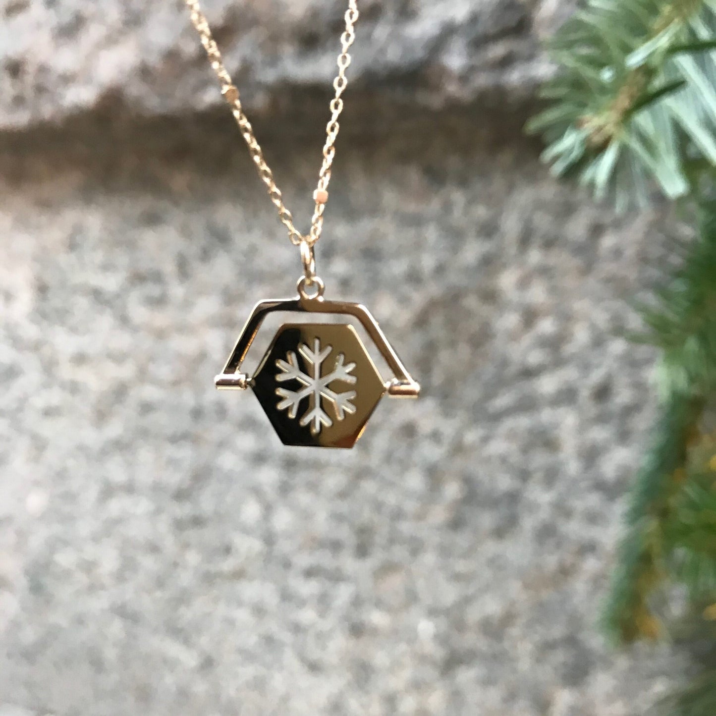 Little Silhouette hexagon pendant – Snowflake Necklace-Gold 14 Karat