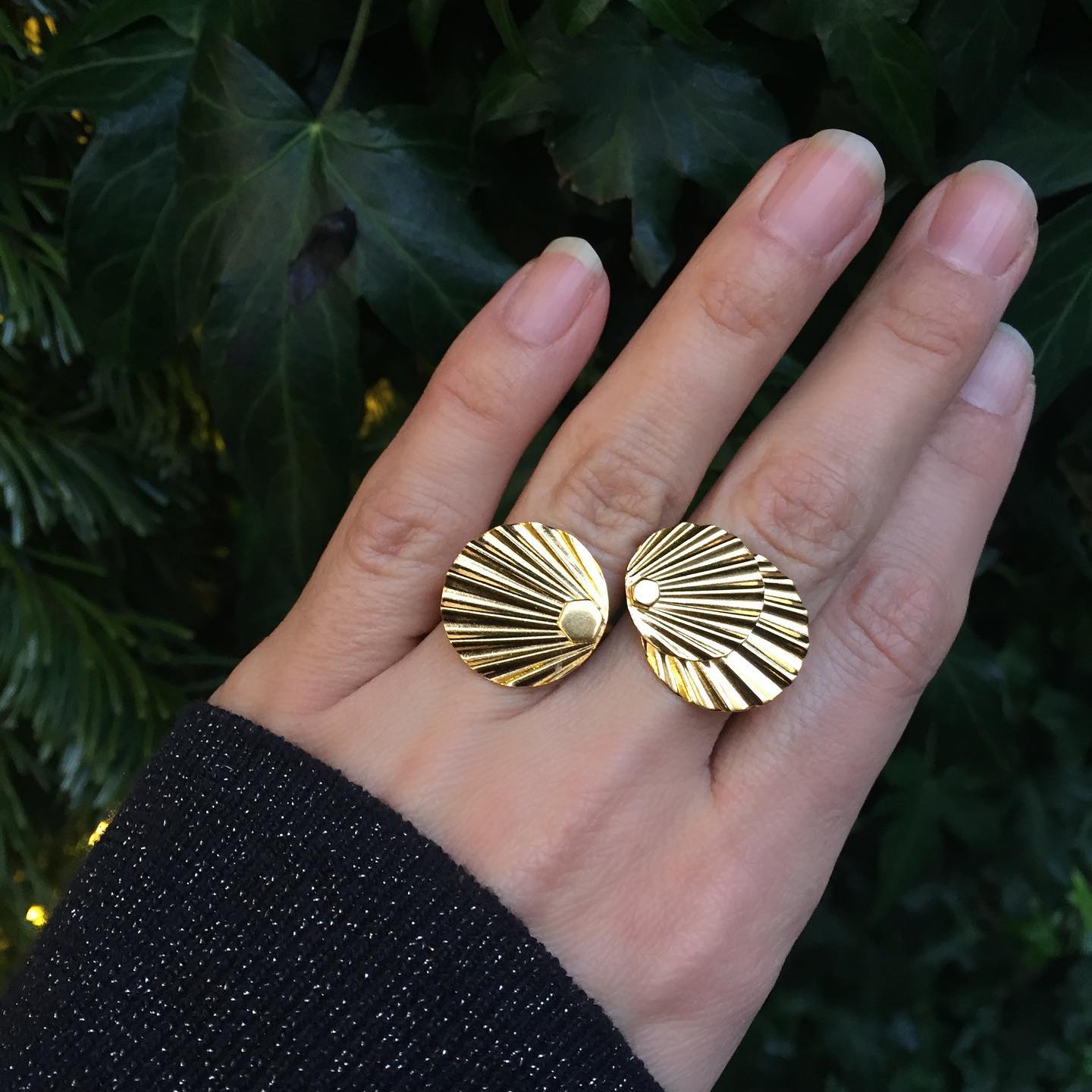 Two goldplated 925 sterling silver art deco ring, with a square ringprofile and a wavy top. With either one or two surfaces.