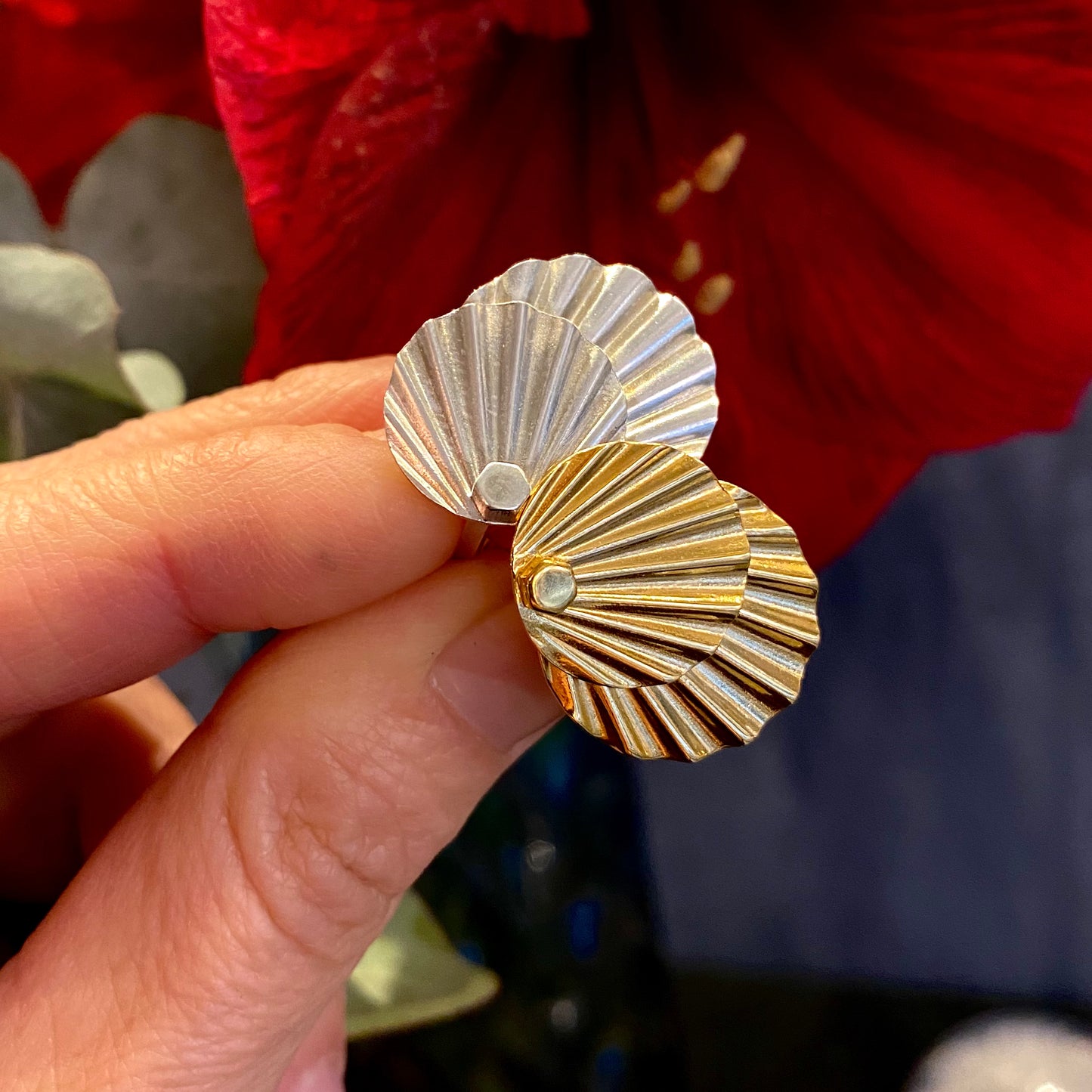 A goldplated and a 925 sterling silver art deco ring, with a square ringprofile and a wavy top.