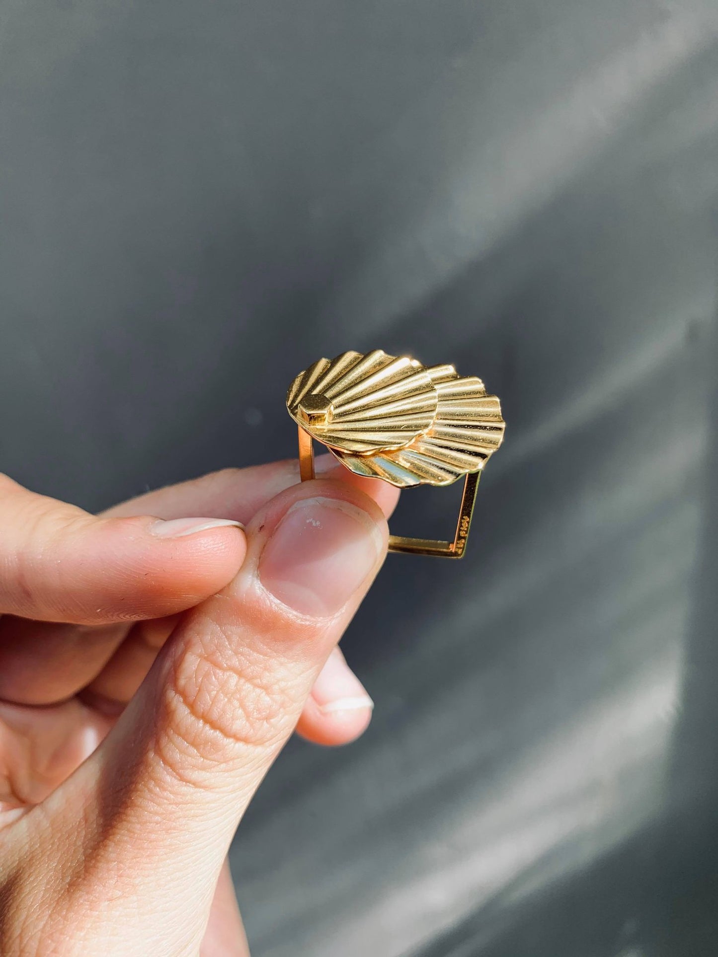 A goldplated 925 sterling silver art deco ring, with a square ringprofile and a wavy top.