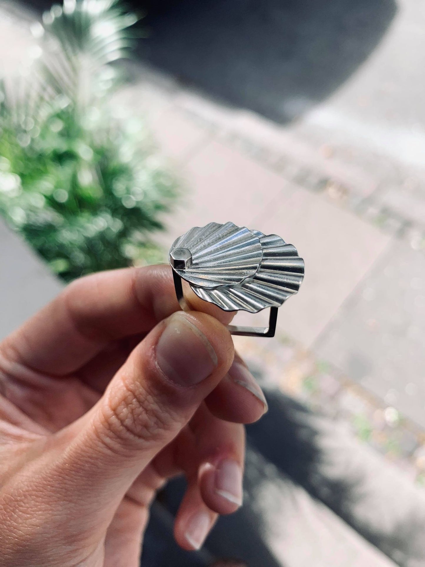 A 925 sterling silver art deco ring, with a square ringprofile and a wavy top.