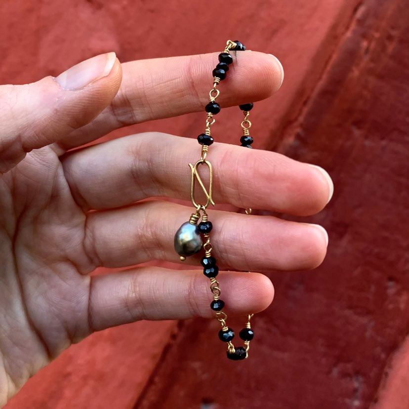 Sort Spinel & Keshi armbånd - 18 karat guld, m.sorte ferskvandsperler