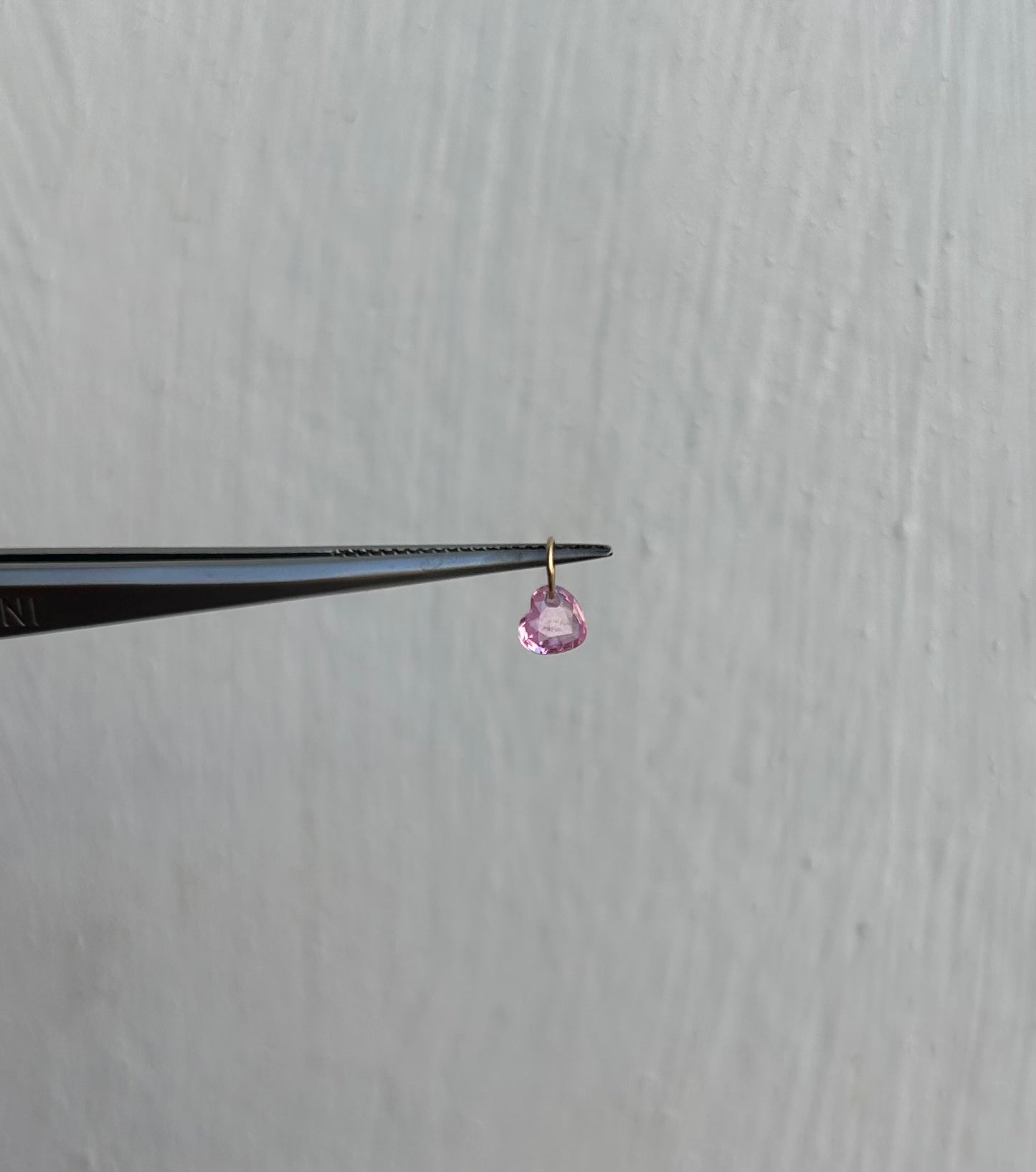 Hjertevedhæng - 18 Karat Guld med en Pink Safir