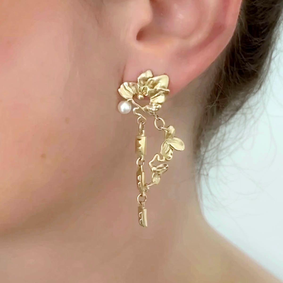 CHAIN EARRING GOLD – ORGANIC LEAVES & PEARL