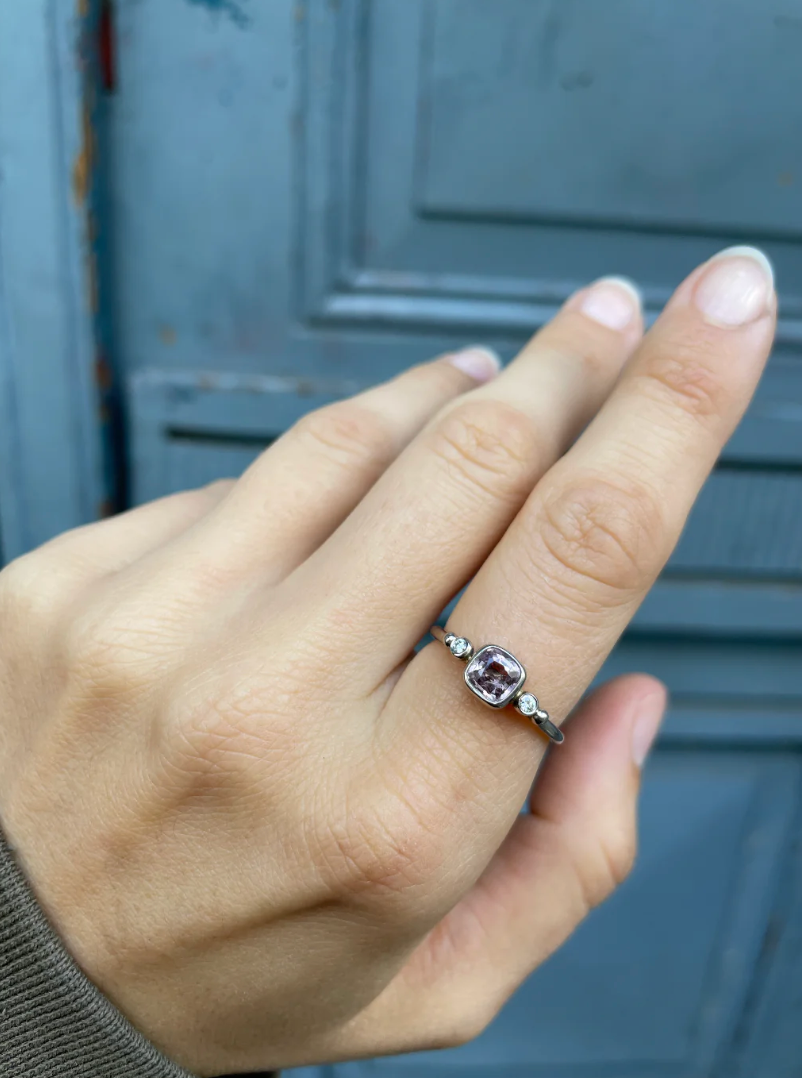 Bubbles Ring - 18k Hvidguld med en Lilla Spinel og Hvide Diamanter 