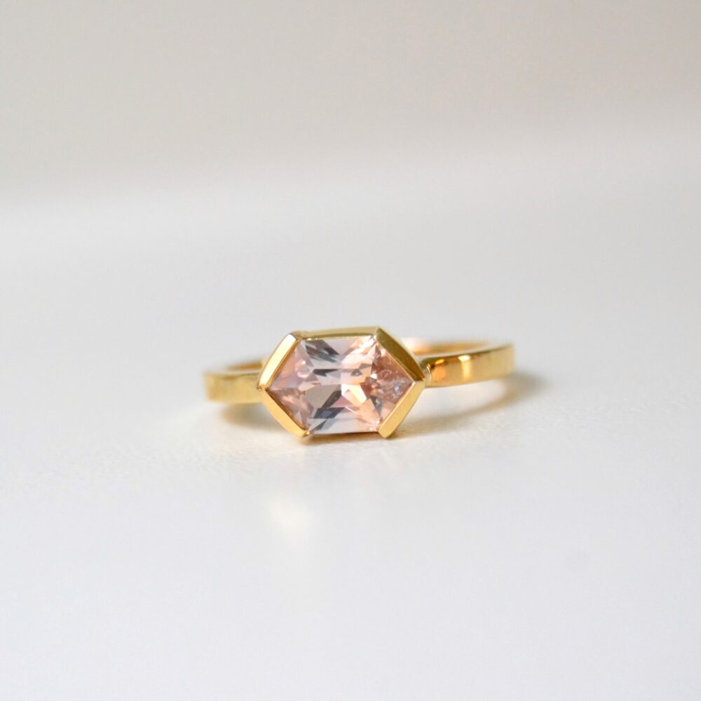 Haya Pic Ring - 18 Karat Gold Peach Sapphires