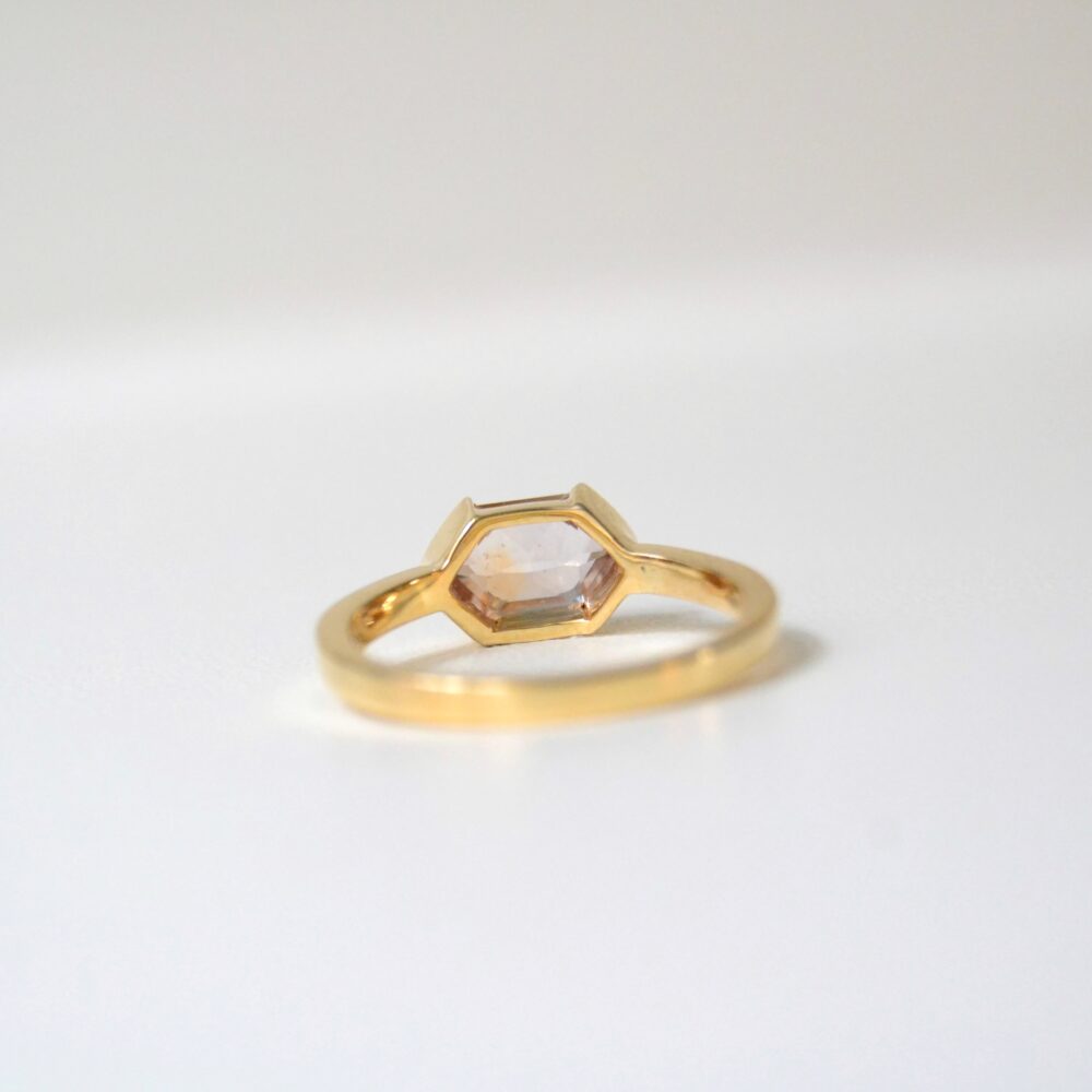 Haya Pic Ring - 18 Karat Gold Peach Sapphires