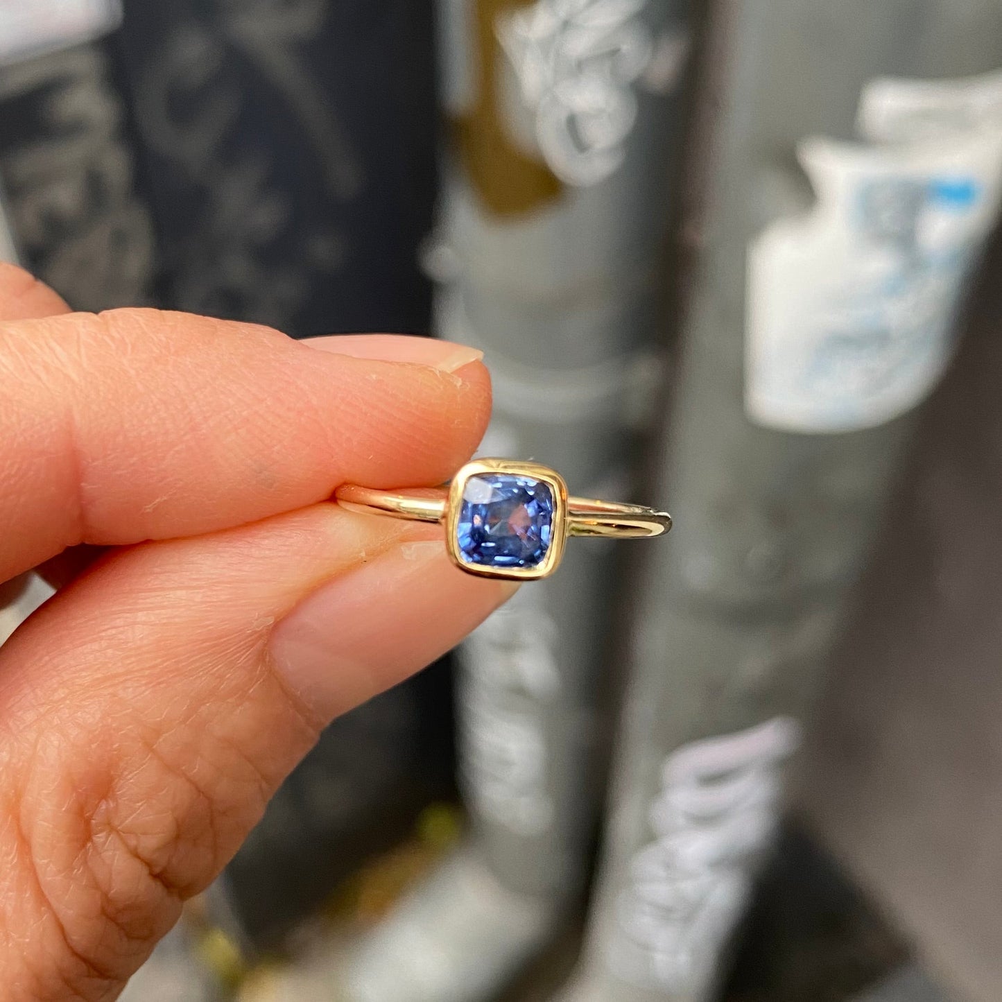 Klassisk Blå cushion Safir Ring - 14 Karat Guld