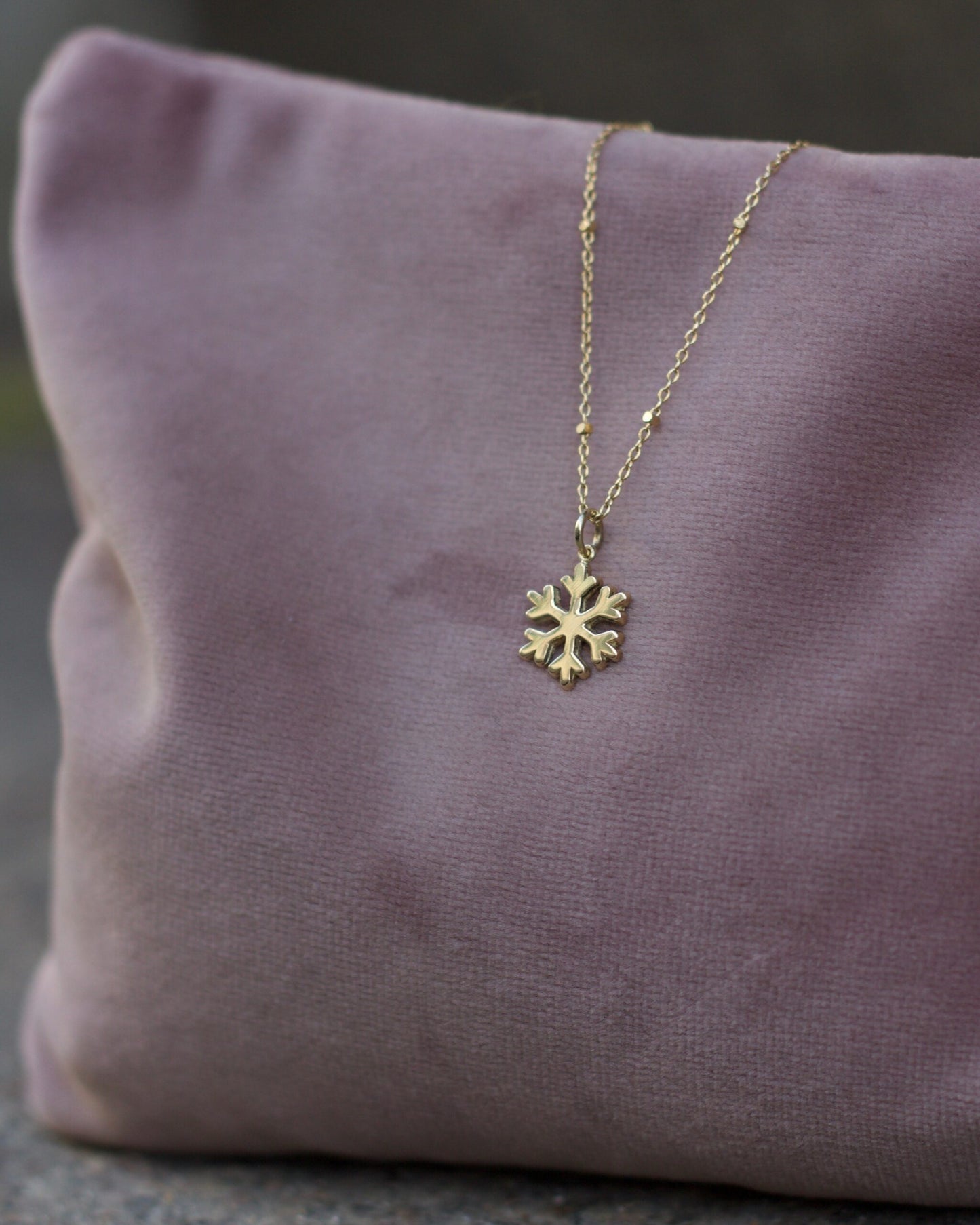 Snowflake Pendant Necklace -Gold   14 karat